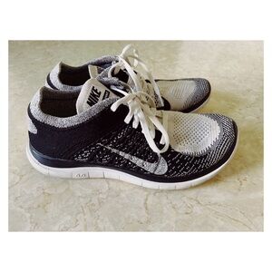 Nike Sz 8 Women's Flyknit 4.0 Oreo Black and White Knit Sneaker 2014